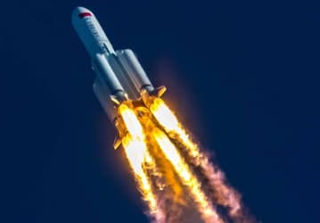 Всё произойдёт сегодня ночью: Роскосмос назвал время и место падения неуправляемой китайской ракеты