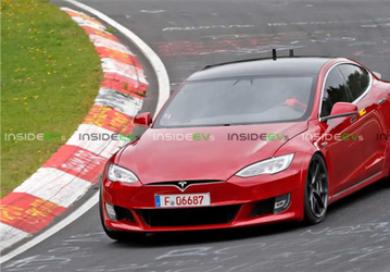 Семейный седан Tesla Model S Plaid на треке почти так же быстр, как и спорткар McLaren Senna