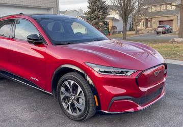 Ford выпускает больше электрических Mustang, чем бензиновых