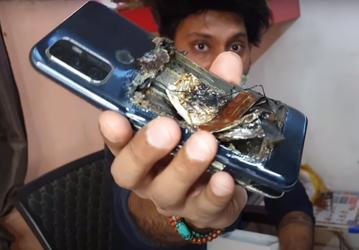 Смартфон разворотило от взрыва прямо в кармане пользователя. Этот Oppo A53 с аккумулятором ёмкостью 5000 мА•ч всё ещё находится на гарантии