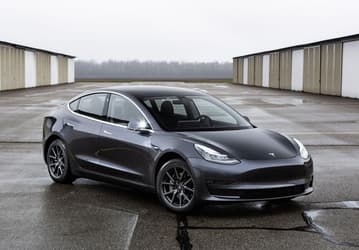 Автопилот Tesla сошёл с ума из-за грузовика со светофорами