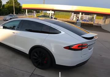 Максимальную скорость самого быстрого в мире кроссовера Tesla Model X P100D Performance проверили на немецком автобане