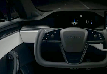 Странный руль Tesla Model S Plaid оказался неудобным при вождении в городе и при парковке