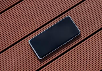 Белый смартфон Meizu 18 по итогу получил обычный экран
