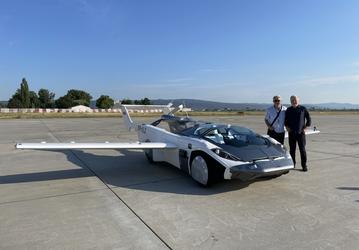 Совершён первый в истории междугородный перелёт на автомобиле. AirCar умеет трансформироваться из машины в самолёт и обратно