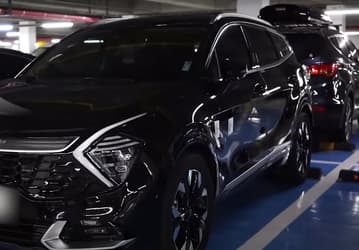 Совершенно новый Kia Sportage 2021 в реальной жизни выглядит иначе. Чёрный кроссовер показали вживую в большом видеоролике