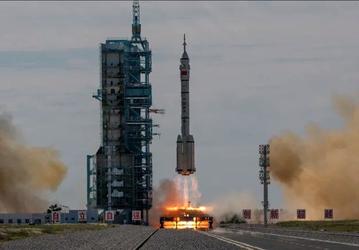 Китай успешно запустил первый пилотируемый корабль к своей космической станции