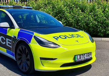 Tesla предлагает британским полицейским машину на базе Model 3
