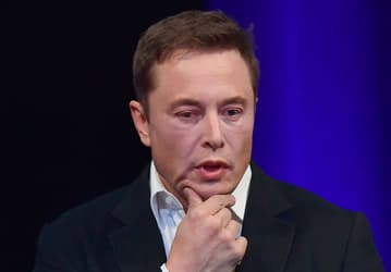 Tesla ошибочно принимает Луну за жёлтый сигнал светофора