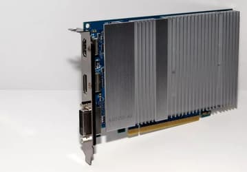 Дискретная видеокарта Intel Iris Xe сравнили в 17 играх со множеством конкурентов. На что способен изначально мобильный GPU?