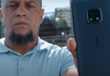 Роберто Карлос пытается уничтожить Nokia XR20, проверяя смартфон на прочность
