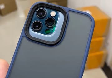 На iPhone 12 Pro надели чехол от iPhone 13 Pro. Это лучше всего показывает, насколько камера новой модели стала больше