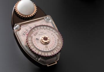 Sekoniс отмечает 70-летие выпуском экспонометра L-398A Studio Deluxe III 70th Anniversary Edition