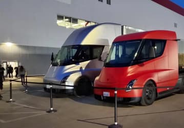 Выпуск электрических грузовиков Tesla Semi отложен до 2022 года