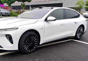Разгон до «сотни» за 3,9 с и запас хода 1000 км. Первое живое фото Nio ET7 — конкурента Tesla Model S