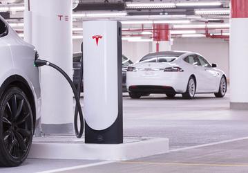 «Мы не хотим быть как Apple», — Илон Маск о спорном решении открыть заправки Tesla Supercharger для других электромобилей 