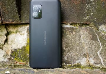 Компактный флагман 2021 года получил весьма неплохой экран. Дисплей Asus ZenFone 8 оценили немногим ниже у iPhone 11 Pro Max
