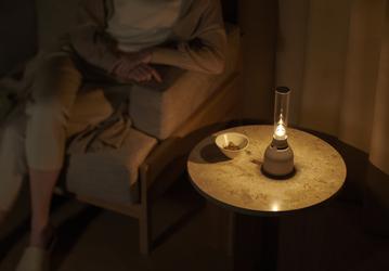 Тёплый ламповый звук: Sony представила стеклянную беспроводную колонку с режимом свечи