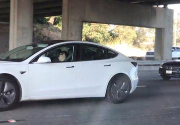 Спящего водителя Tesla Model 3 поймали в третий раз и наказали