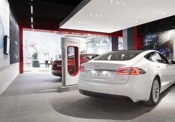 Tesla откажется от дорогих выставочных залов. Компания снова меняет розничную стратегию