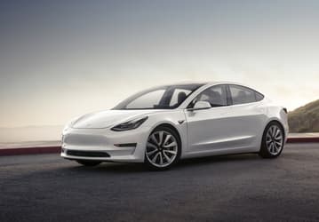 Tesla пробирается по затопленному шоссе: видео из салона авто