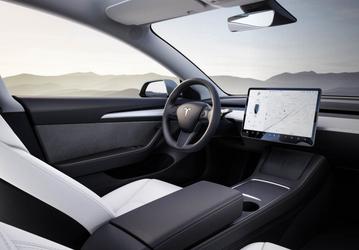 Машины Tesla теперь поддерживают русский язык. А ещё в обновлении появился режим для автомойки