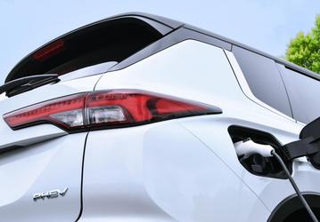 Представлен гибридный Mitsubishi Outlander 2022: семь мест и увеличенный запас хода