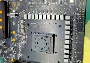 Так выглядит совершенно новый процессорный разъем LGA1700 для процессоров Intel Alder Lake. Опубликовано живое фото материнской платы на чипсете Z690