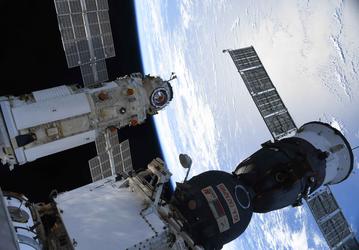 Первое видео из модуля «Наука»: российские космонавты открыли люки и провели экскурсию