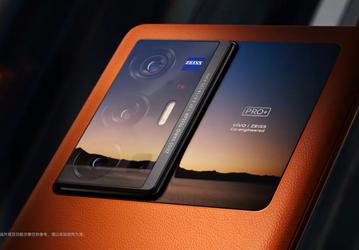Если это не экран, то что это? Vivo показала флагманский X70 Pro+ с большой панелью возле основной камеры