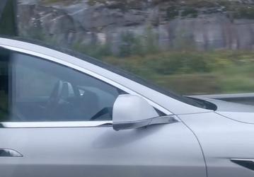 Пьяный водитель Tesla Model S уснул за рулём, после чего машина сама остановилась