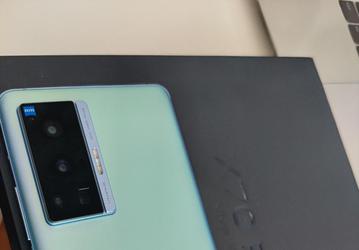 Большая камера Zeiss с перископом, AMOLED и собственный ISP: первое живое фото Vivo X70 Pro