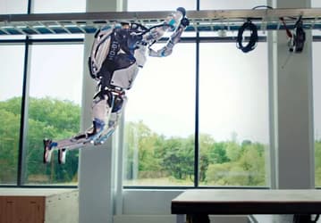 Очень эффектное видео. Boston Dynamics показала робота Atlas, который занимается паркуром и делает сальто назад