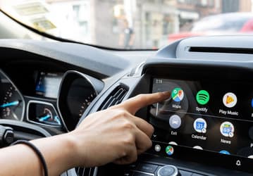 Android Auto начала подсказывать водителям музыку, новости и подкасты