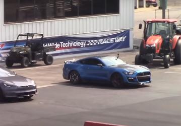 Самый быстрый серийный автомобиль в истории, Tesla Model S Plaid, уступил в двух заездах подряд Ford Mustang Shelby GT500