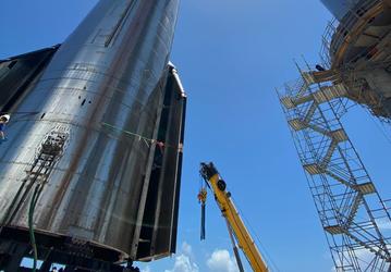 SpaceX не смогла установить космический корабль Starship на ракету Super Heavy — помешал сильный ветер
