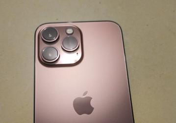 Это розовый iPhone 13 Pro. Смартфон впервые засветился на фото, хотя это несерийный образец