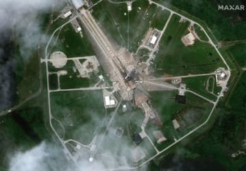 Спутник заснял гигантскую ракету SpaceX Falcon 9 с кораблём Dragon из космоса перед запуском