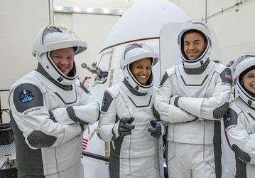 Первый космический корабль SpaceX только с гражданскими стартует уже 15 сентября