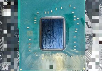 Прямоугольный и площадью больше, чем Intel Z590. Чипсет Intel Z690 запечатлели на фото — он похож по форме на процессоры Core 12 (Alder Lake)