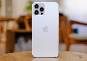Врезанная фронтальная камера и 48-мегапиксельная основная. iPhone 14 получит экран, как у нынешних Android-флагманов, но по разрешению камеры всё равно уступит