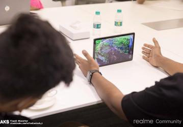 Очень тонкий планшет Realme Pad показали в большой подборке живых фотографий