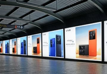 Нет, это не второй экран. Флагманский X70 Pro+ с большой панелью возле основной камеры уже рекламируют в Китае