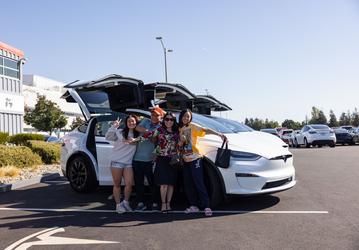 Tesla начала поставки модернизированного электромобиля Model X с «великолепным» интерьером 