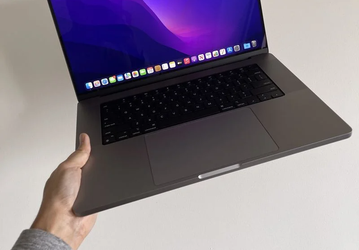 Новейшие MacBook Pro с «чёлкой» прибыли к первым покупателям