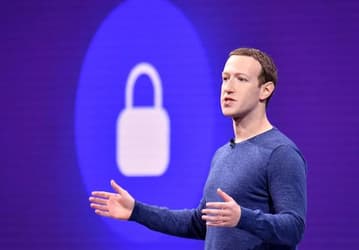Глобальный сбой Facebook, WhatsApp и Instagram опустил Марка Цукерберга на пятое место в списке миллиардеров планеты. За один день глава Facebook потерял больше 6 миллиардов долларов