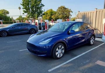 От Tesla Model 3 за 35 000 долларов не осталось и следа. Компания в очередной раз подняла цены на свои электромобили