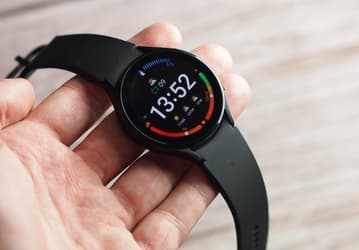 Большое обновление для лучших умных часов Samsung. Компания выпустила новую прошивку для Galaxy Watch 4