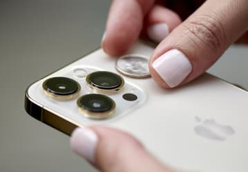 Камеры некоторых iPhone 13 «розовеют» 