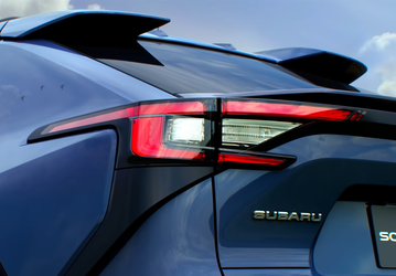 Первый электромобиль Subaru, который является копией машины Toyota. Представлен кроссовер Solterra